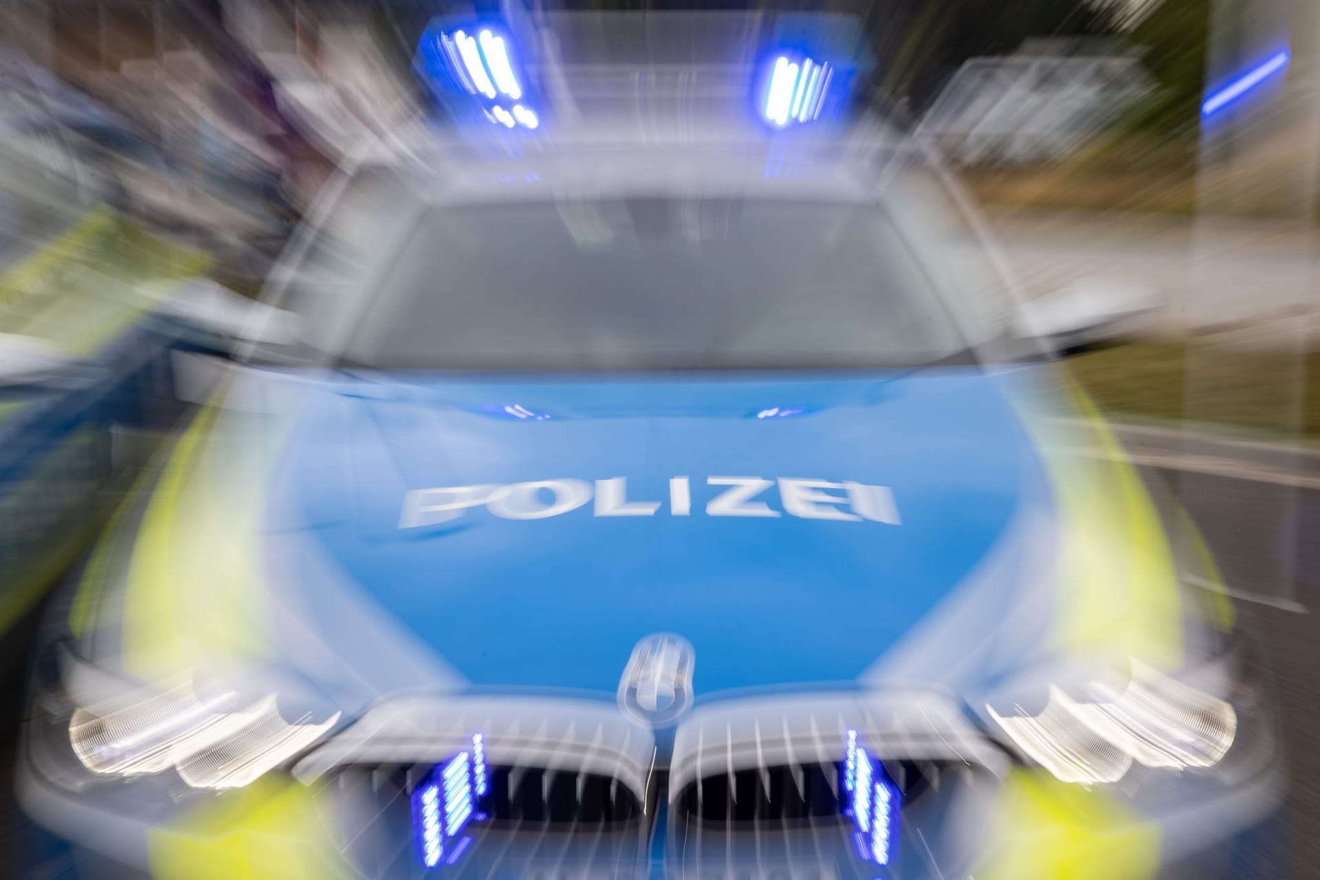 Ein Streifenwagen der Polizei mit eingeschaltetem Blaulicht (Symbolfoto): Ein 13-Jähriger hat für Alarm gesorgt.