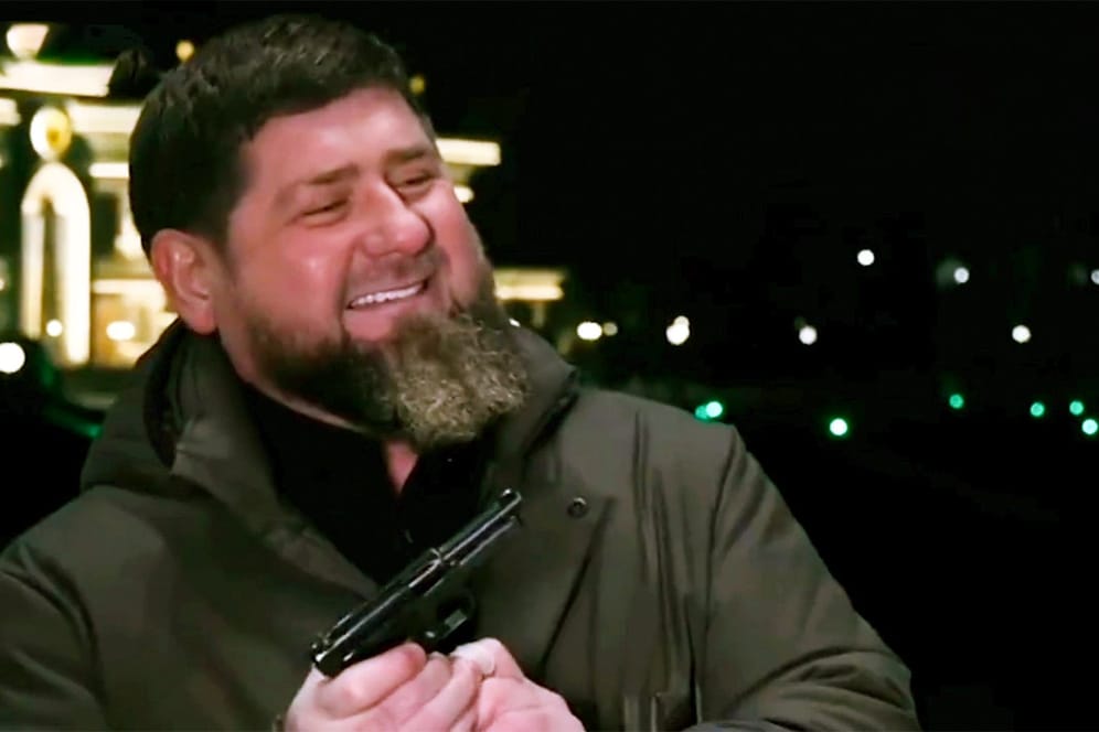 Ausschnitt aus dem russischen TV: Tschetschenenführer Kadyrow greift im Propaganda-Interview plötzlich zur Waffe.