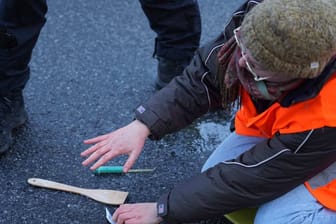 Eine Klimaaktivistin ist von der Straße gelöst worden (Archivbild): Nicht immer gehen die Blockaden so glimpflich zu Ende.