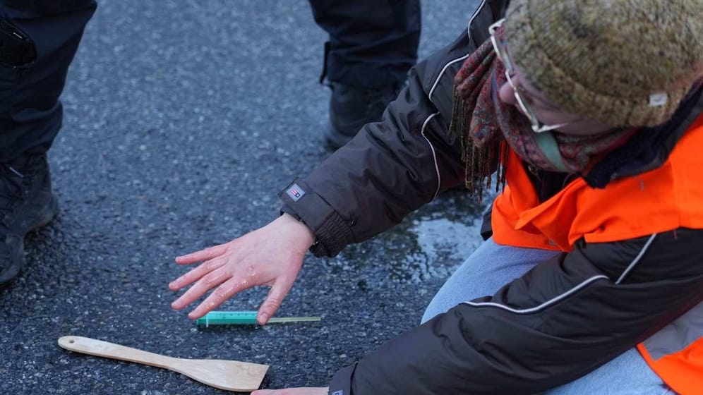 Eine Klimaaktivistin ist von der Straße gelöst worden (Archivbild): Nicht immer gehen die Blockaden so glimpflich zu Ende.
