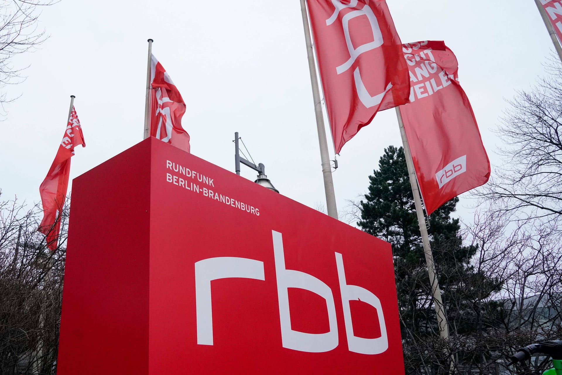 Flaggen mit dem "rbb"-Logo (Symbolbild): Martina Zöllner soll die Programmdirektion des Senders übernehmen.