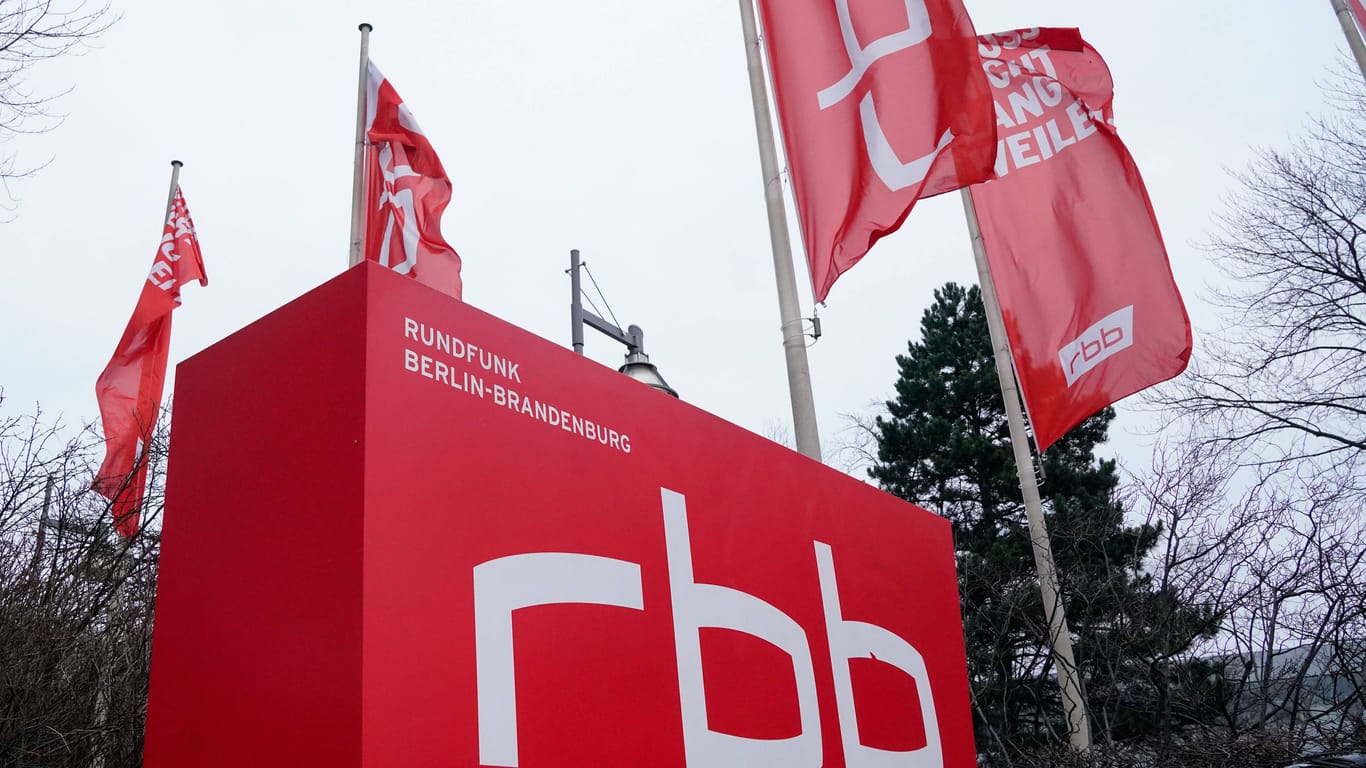 Flaggen mit dem "rbb"-Logo (Symbolbild): Martina Zöllner soll die Programmdirektion des Senders übernehmen.