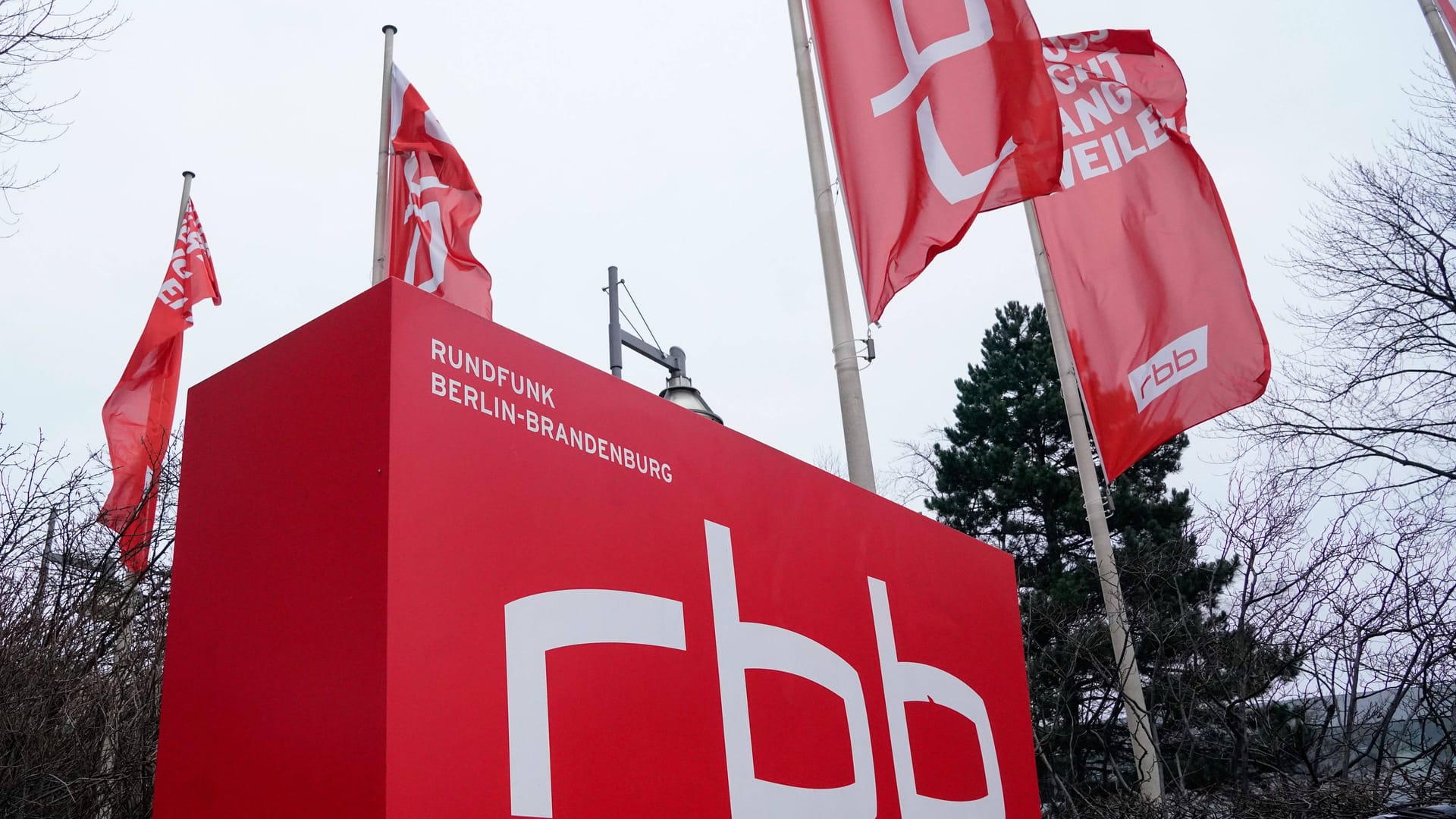 Flaggen mit dem "rbb"-Logo (Symbolbild): Martina Zöllner soll die Programmdirektion des Senders übernehmen. Flaggen mit dem "rbb"-Logo (Symbolbild): Martina Zöllner soll die Programmdirektion des Senders übernehmen.