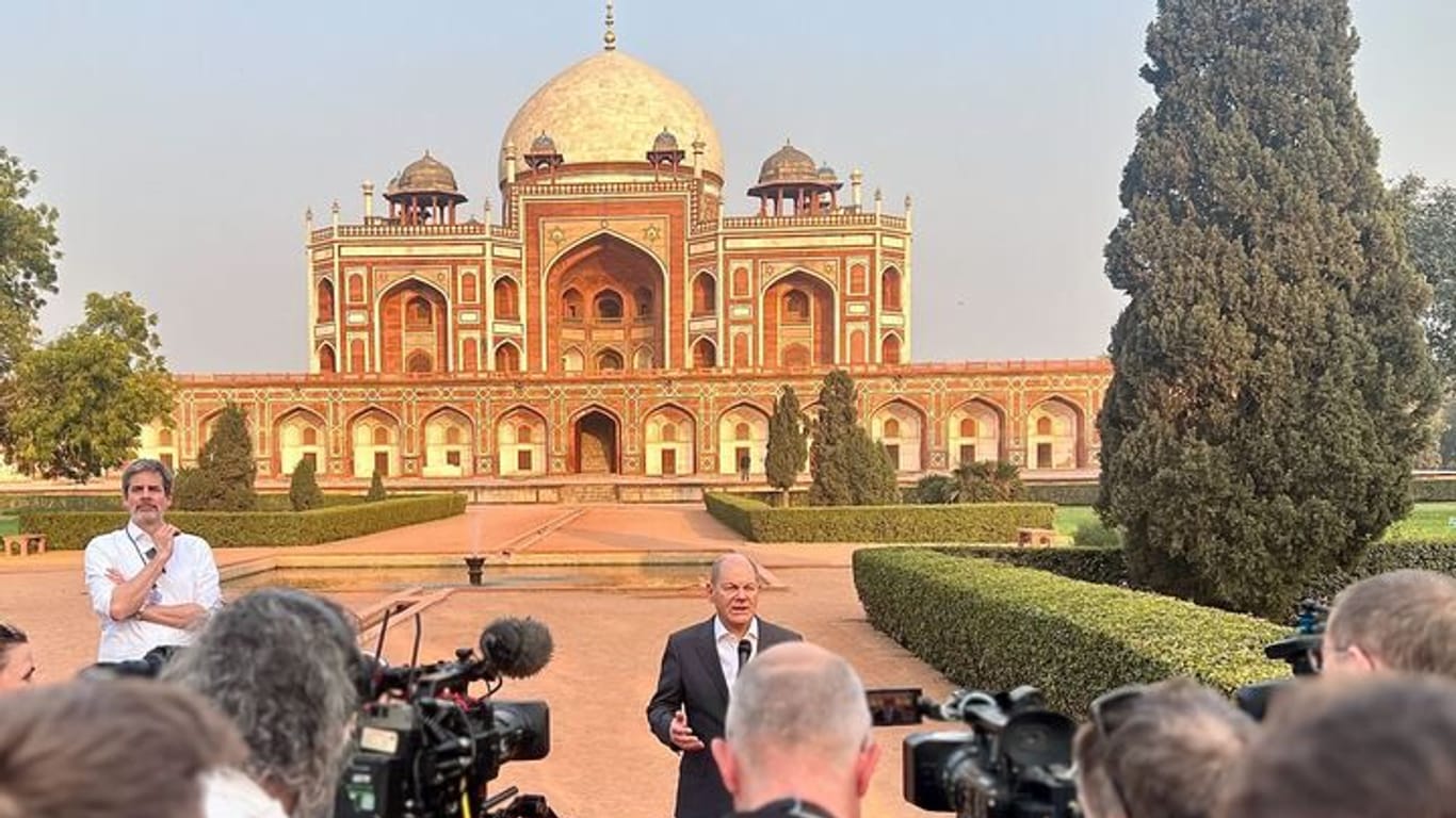 Einer von vielen Presseterminen: Olaf Scholz tritt in Indien vor die Kameras.