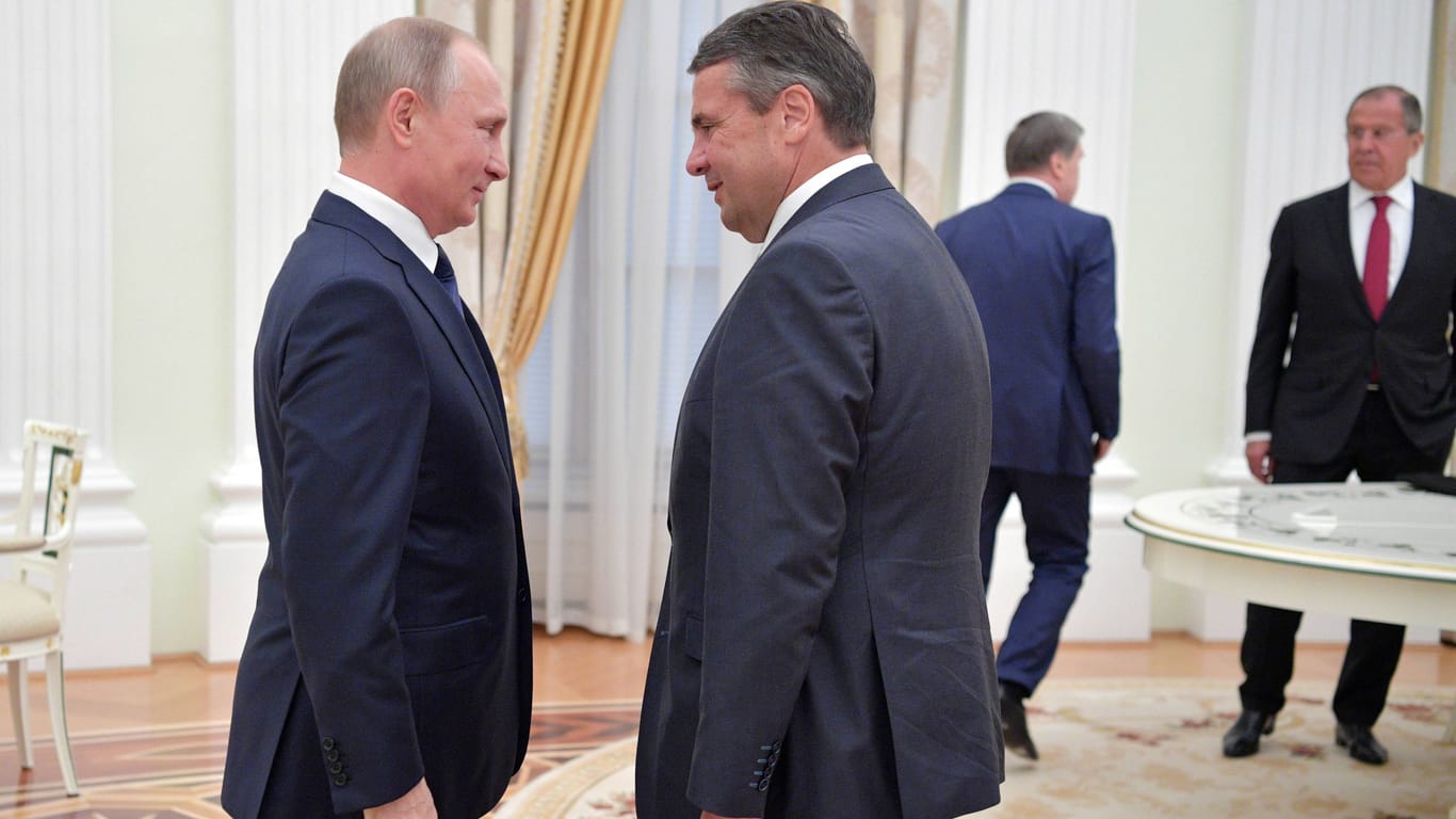 Moskau im Jahr 2017: Gabriel trifft als Außenminister den russischen Präsidenten Wladimir Putin und den russischen Außenminister Sergej Lawrow.