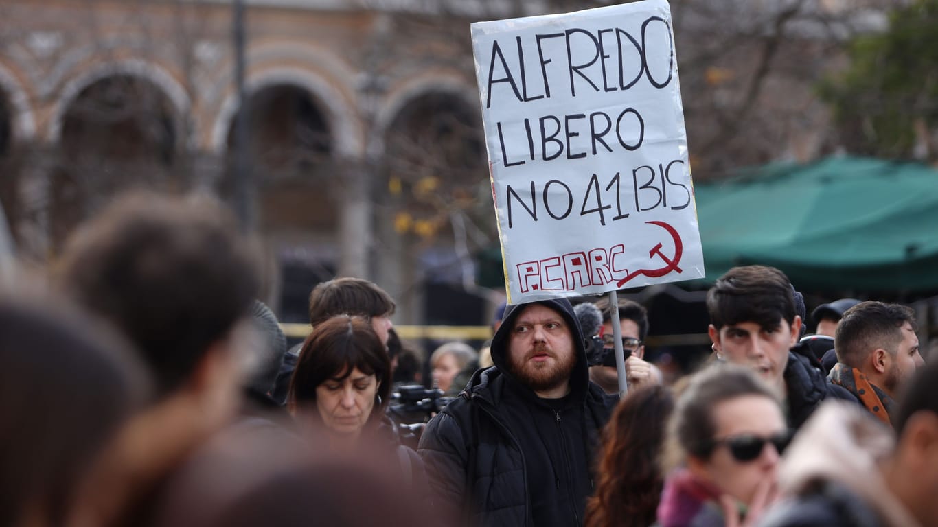 "Alfredo Libero": In ganz Italien gab es in den letzten Wochen Demonstrationen gegen Cospitos Haftbedingungen, teils auch mit Gewalt.