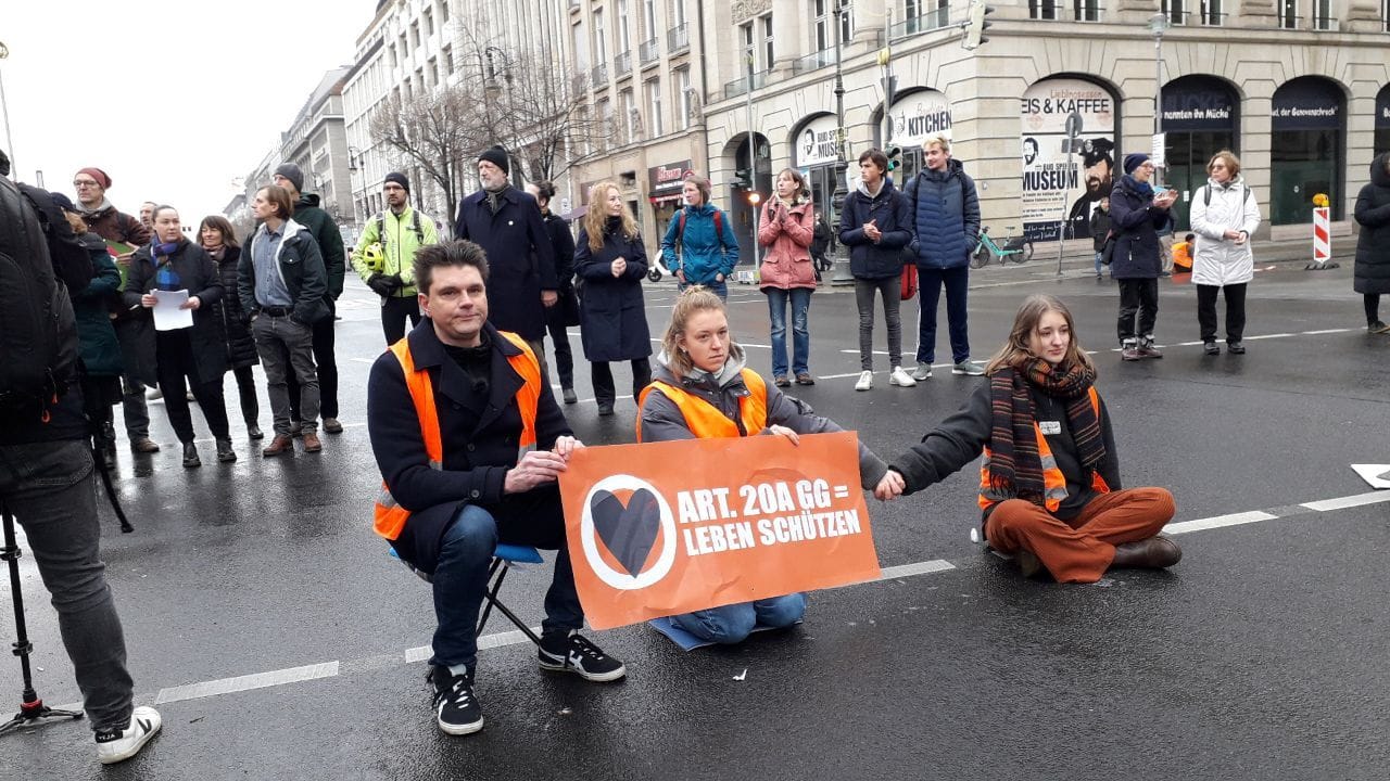 Lutz van der Horst sitzt auf der Straße: Auch Wissenschaftler hatten sich der Aktion angeschlossen.