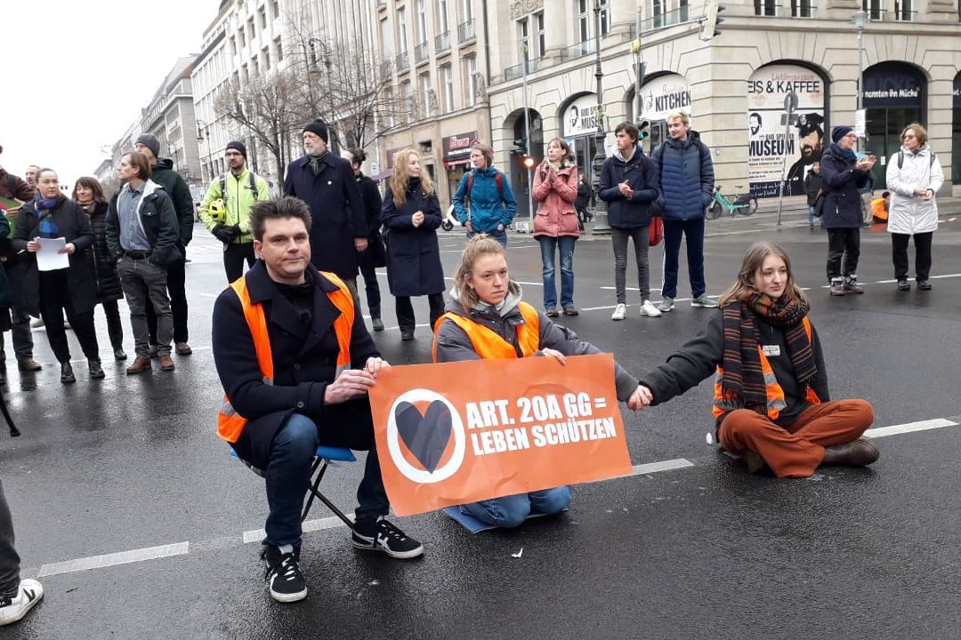 Lutz van der Horst sitzt auf der Straße: Auch Wissenschaftler hatten sich der Aktion angeschlossen.
