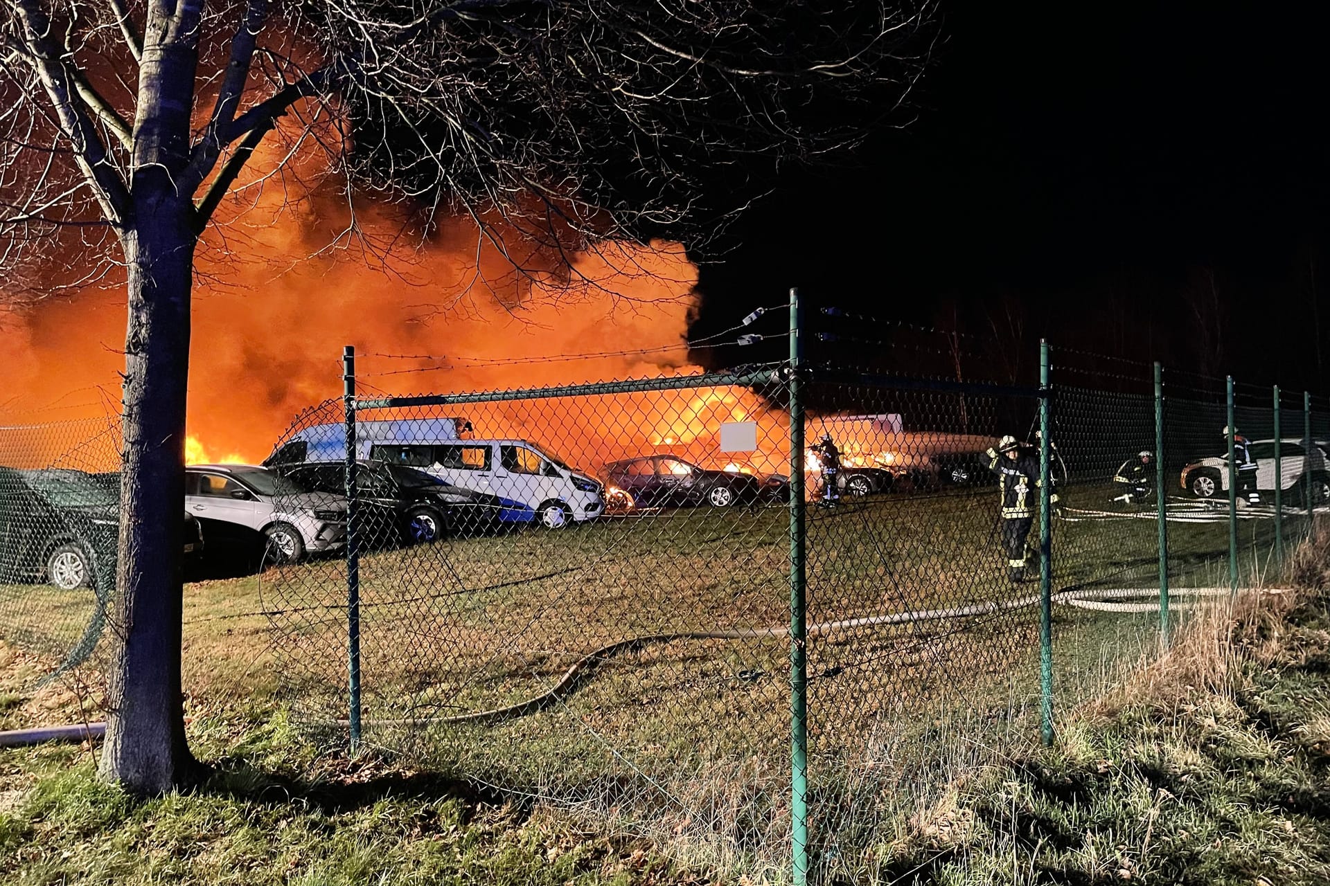 Brennende Fahrzeuge am Einsatzort: Die Polizei ermittle in alle Richtungen, hieß es.