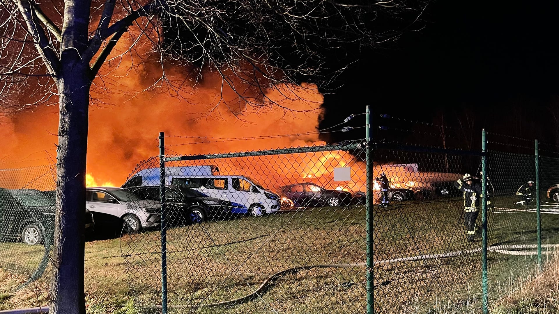 Brennende Fahrzeuge am Einsatzort: Die Polizei ermittle in alle Richtungen, hieß es.