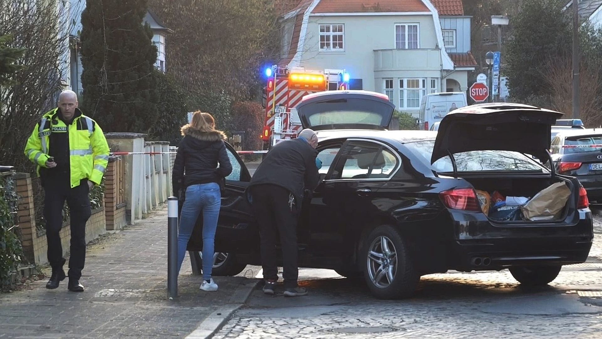 Ein Mann hat im niedersächsischen Delmenhorst einen Schuss auf ein fahrendes Auto abgegeben: Die Polizei sucht nun einen bestimmten Zeugen.