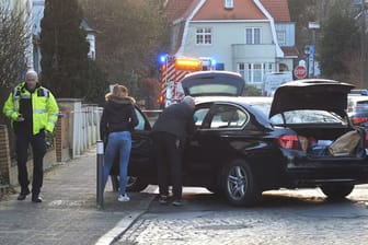 Ein Mann hat im niedersächsischen Delmenhorst einen Schuss auf ein fahrendes Auto abgegeben: Die Polizei sucht nun einen bestimmten Zeugen.