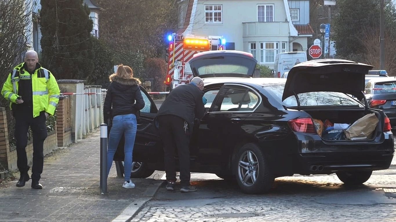 Ein Mann hat im niedersächsischen Delmenhorst einen Schuss auf ein fahrendes Auto abgegeben: Die Polizei sucht nun einen bestimmten Zeugen.