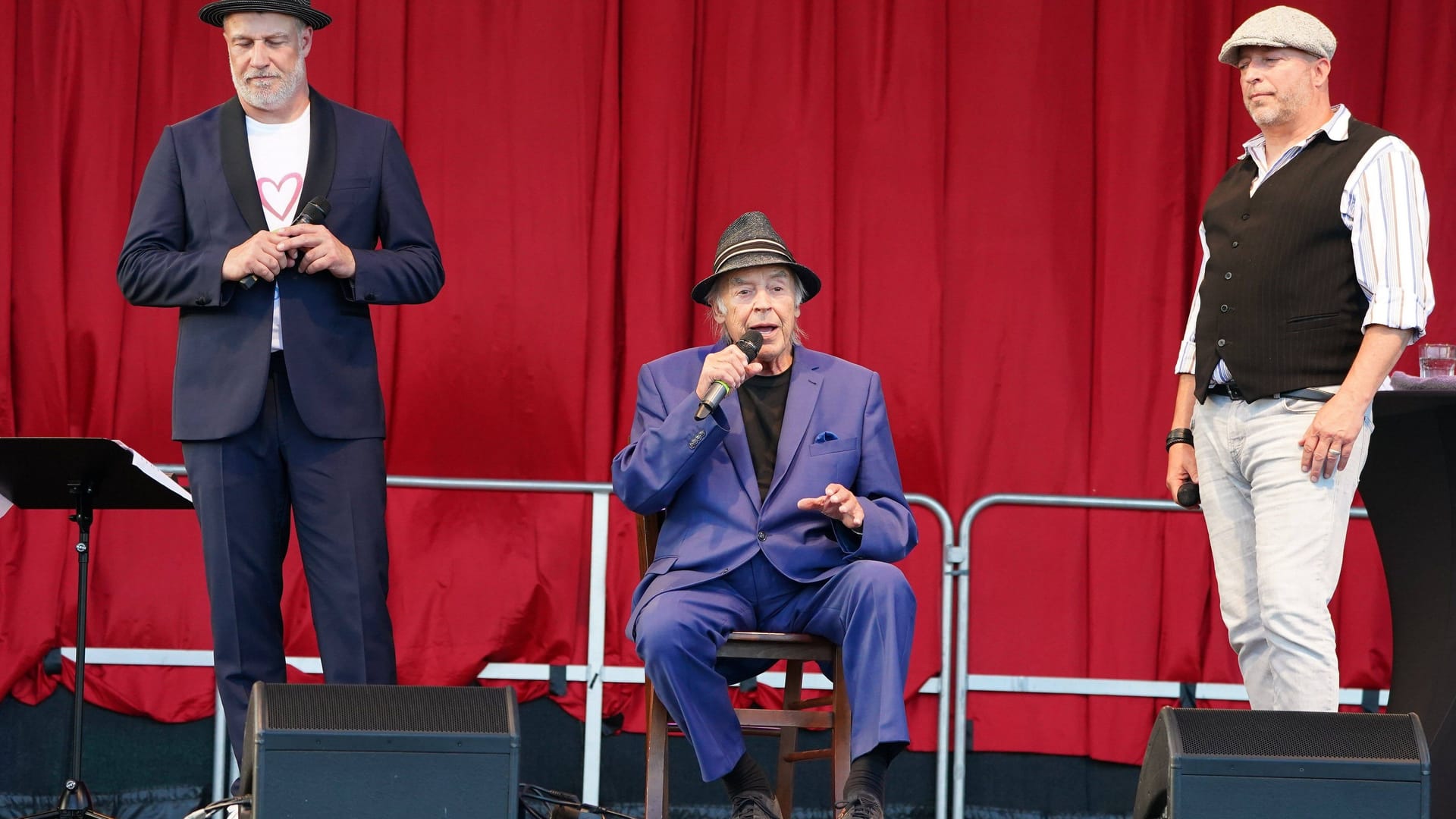 21. Juni 2022: Tony Marshall tritt mit seinen Söhnen Marc und Pascal Marshall in einem Autokino auf.