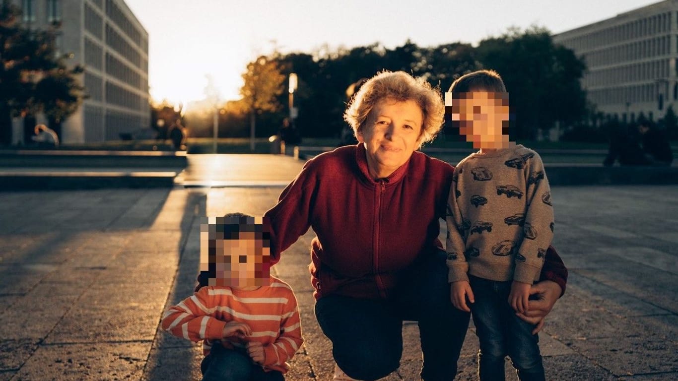 Valentyna Doodka mit ihren Enkeln: Seit Ende September leben sie in Frankfurt.