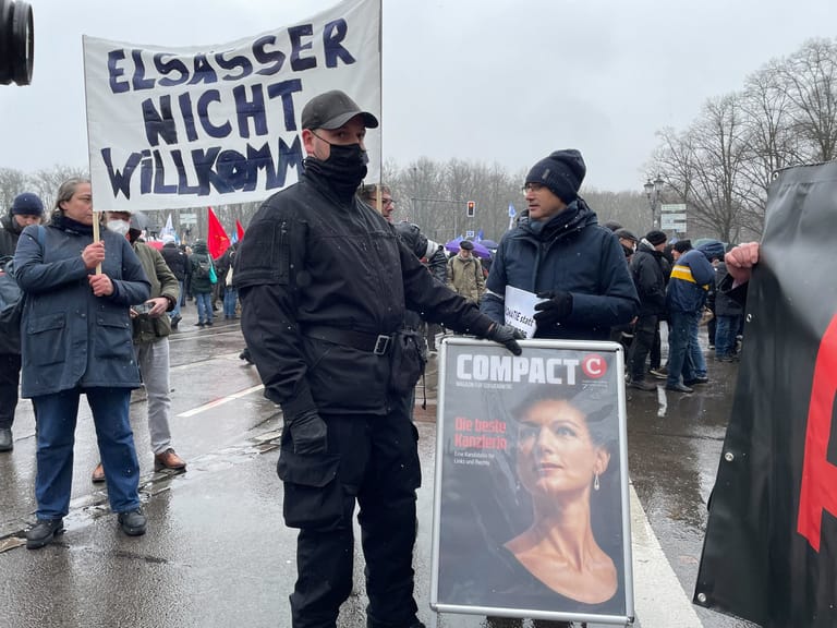 Demonstrierende sprechen sich gegen den Compact-Chefredakteur aus.