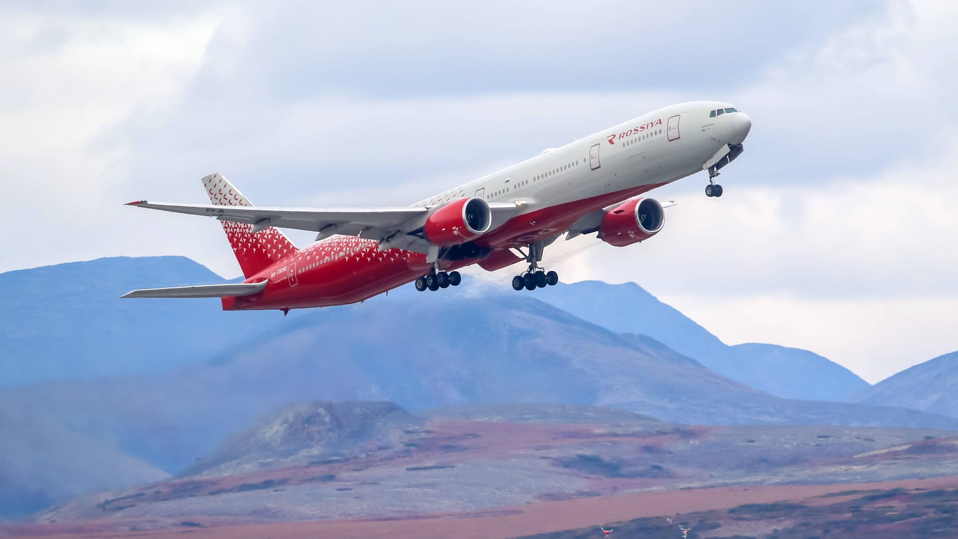 Flugzeug von Rossiya Airlines (Symbolbild): Russland soll Staatsflieger nutzen, um tote Soldaten nach Hause zu fliegen.