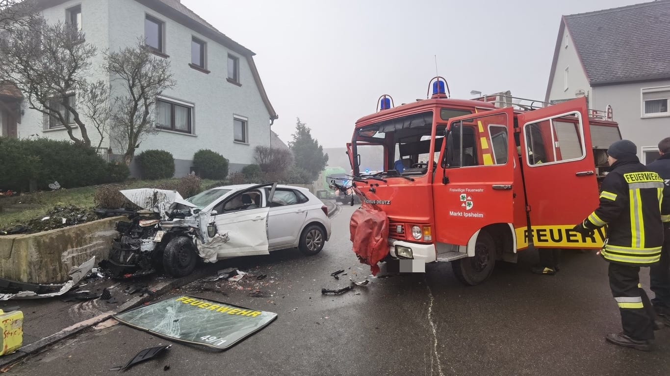 In Mittelfranken wurde am Montagmorgen ein Löschfahrzeug in einen Unfall verwickelt.