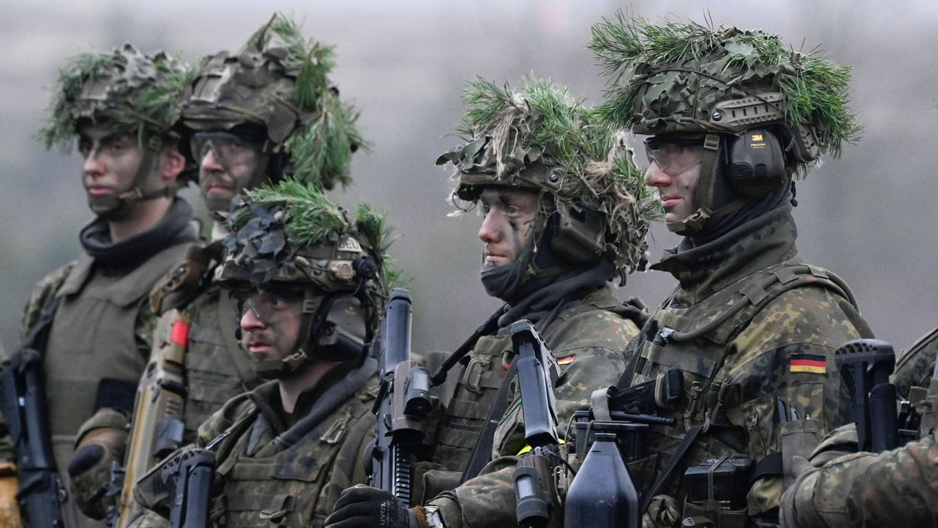 Bundeswehrsoldaten: Wie stehen die Deutschen zu einer Wiedereinführung der Wehrpflicht?