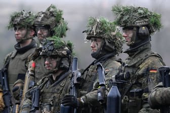 Bundeswehrsoldaten: Wie stehen die Deutschen zu einer Wiedereinführung der Wehrpflicht?