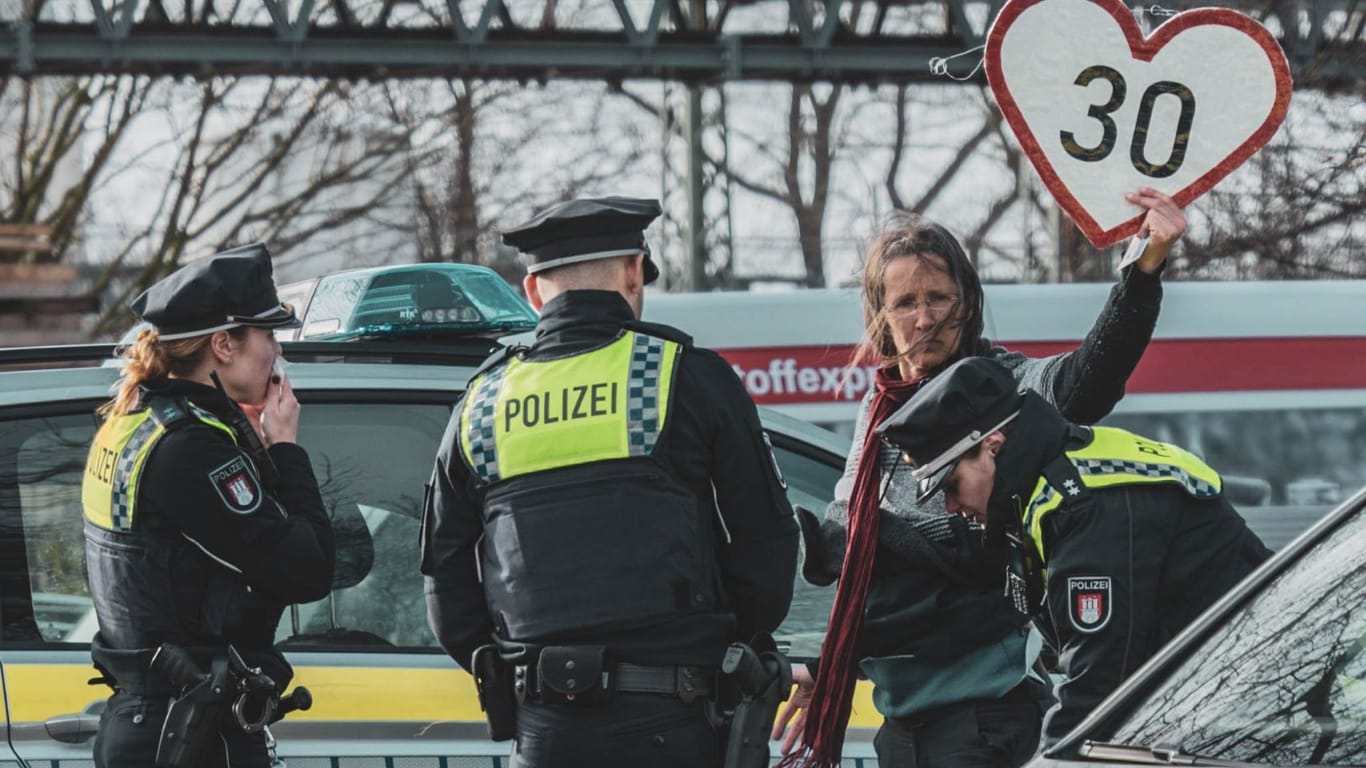 Margret Schmidt bei einem Klimaprotest: Die 56-Jährige ist bei "Extinction Rebellion" aktiv.