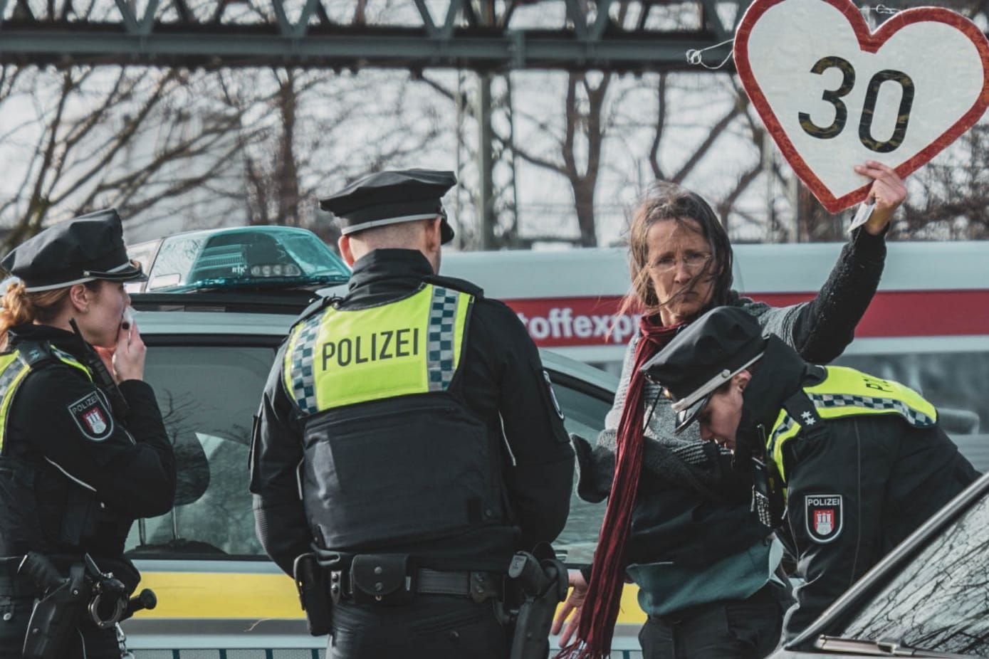 Margret Schmidt bei einem Klimaprotest: Die 56-Jährige ist bei "Extinction Rebellion" aktiv.