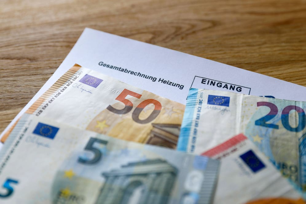 Euroscheine liegen auf einer Heizkostenabrechnung (Symbolbild): Bis 1. März müssen Strom-, Gas- und Fernwärmeanbieter ihre Kunden informieren, wie hoch die Entlastung ausfällt.
