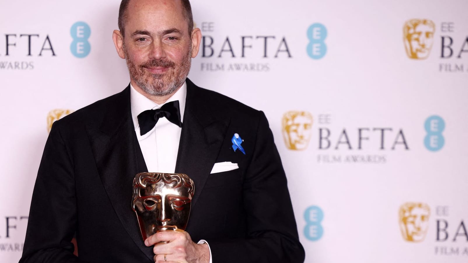 Regisseur Edward Berger posiert mit seinem Bafta-Preis: Sein Film "Im Westen nichts Neues" wurde mehrfach ausgezeichnet.