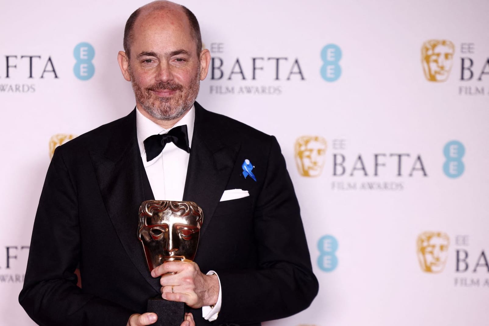 Regisseur Edward Berger posiert mit seinem Bafta-Preis: Sein Film "Im Westen nichts Neues" wurde mehrfach ausgezeichnet.