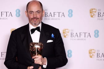 Regisseur Edward Berger posiert mit seinem Bafta-Preis: Sein Film "Im Westen nichts Neues" wurde mehrfach ausgezeichnet.