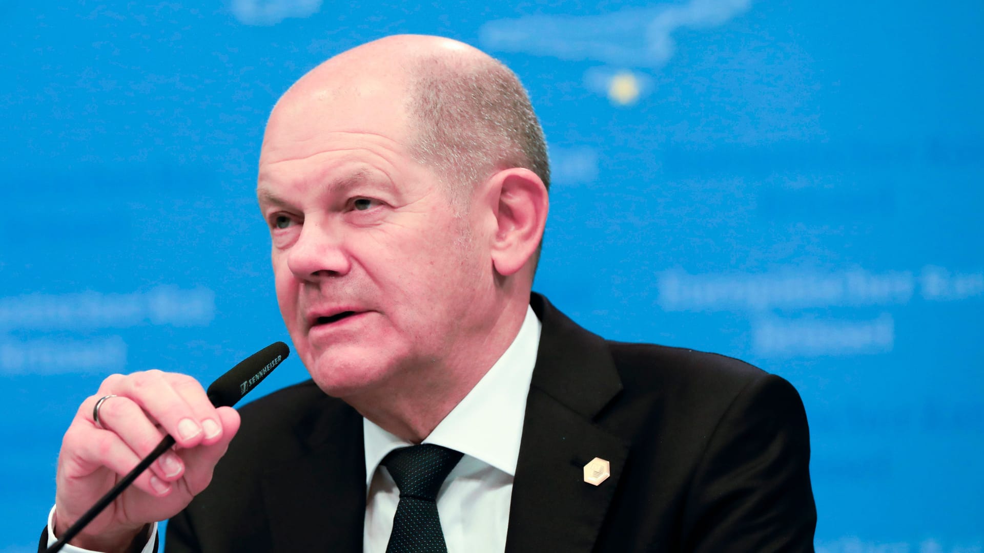 Bundeskanzler Olaf Scholz spricht in ein Mikrofon (Archivbild): Wie das Kanzleramt bekannt gab, wird er 2023 persönlich an der Sicherheitskonferenz in München teilnehmen,