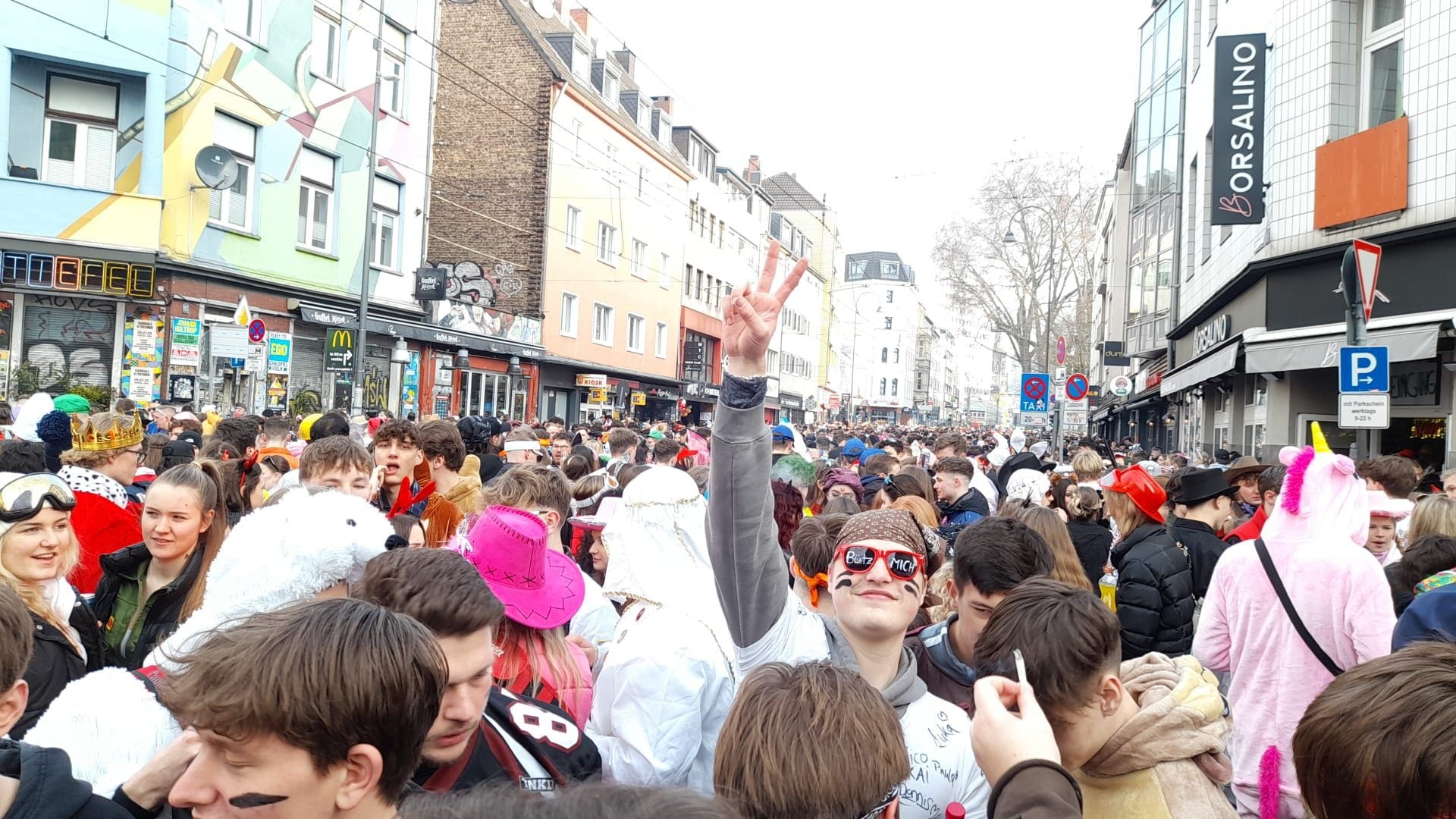 Die Zülpicher Straße: Schon am Vormittag trinken und feiern hier Hunderte.