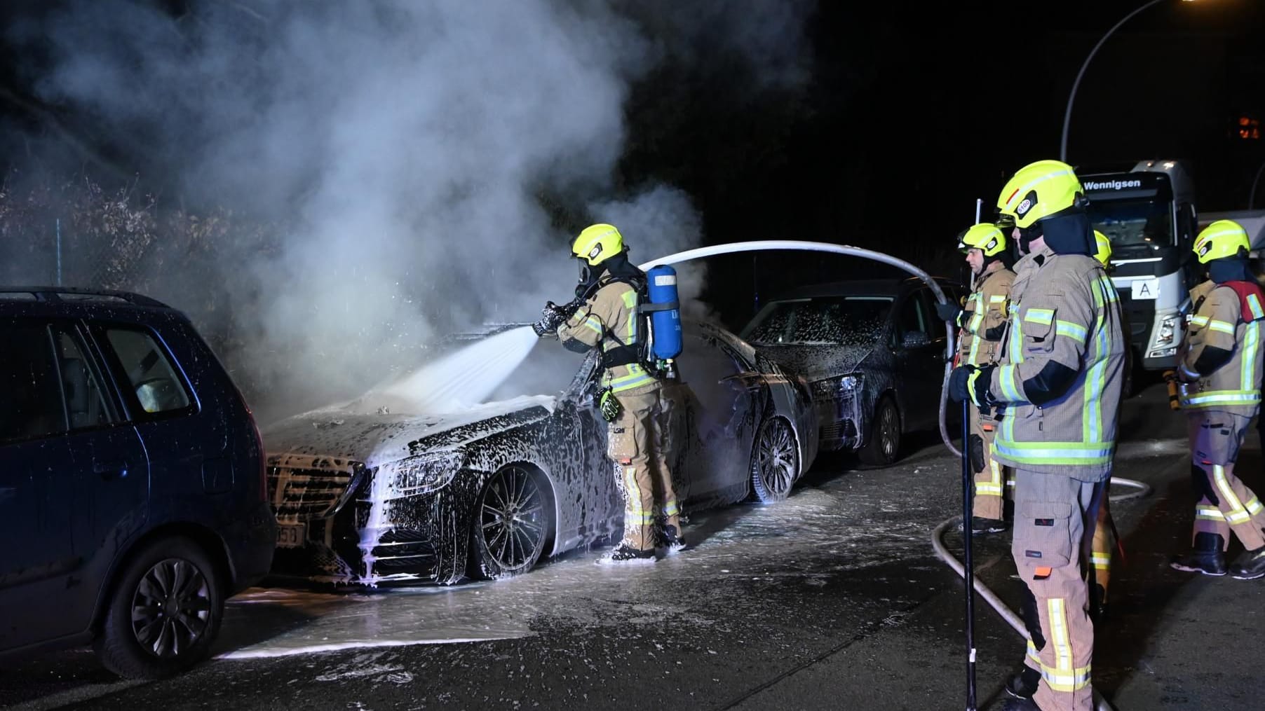 Als die Feuerwehr eintrifft, ist die S-Klasse bereits so beschädigt, dass ein Ausbrennen nicht verhindert werden kann. Als die Feuerwehr eintrifft, ist die S-Klasse bereits so beschädigt, dass ein Ausbrennen nicht verhindert werden kann.