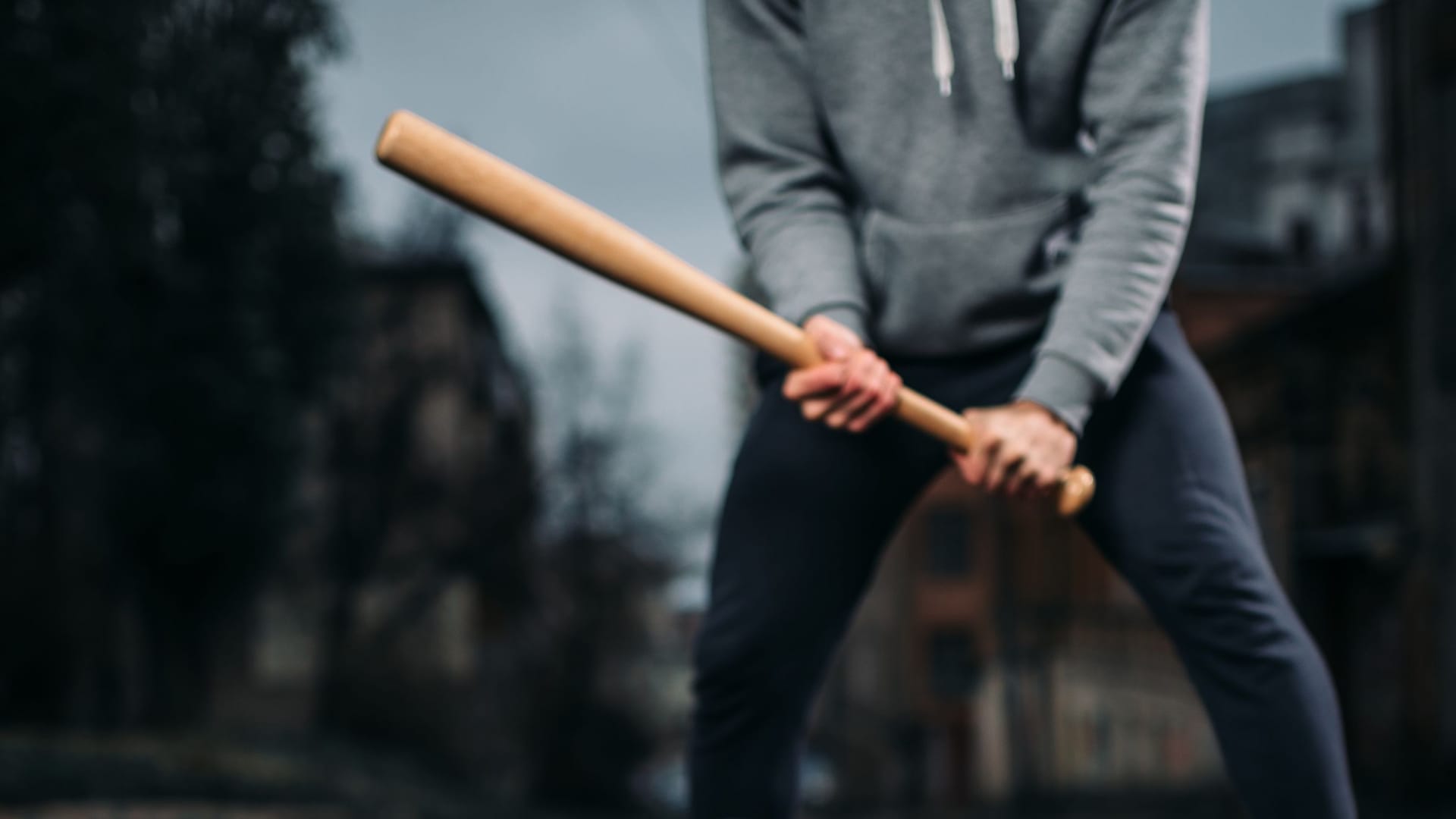 Täter mit Baseballschläger (Symbolfoto): Die Räuber drängten sich in die Wohnung. Täter mit Baseballschläger (Symbolfoto): Die Räuber drängten sich in die Wohnung.