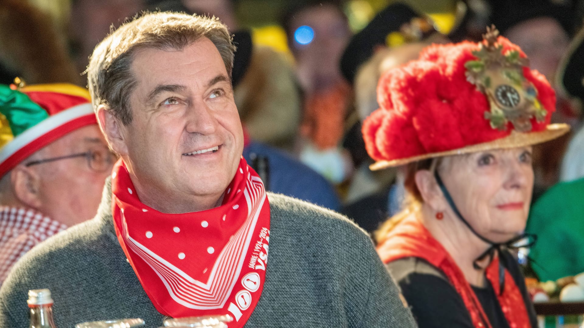 So sieht es aus, wenn Markus Söder eine Schelle bekommen soll (Archivbild): Mit der gleichnamigen Auszeichnung der Schwäbisch-Alemannischen Narren wurde Bayerns Ministerpräsident am Dienstag ausgezeichnet.