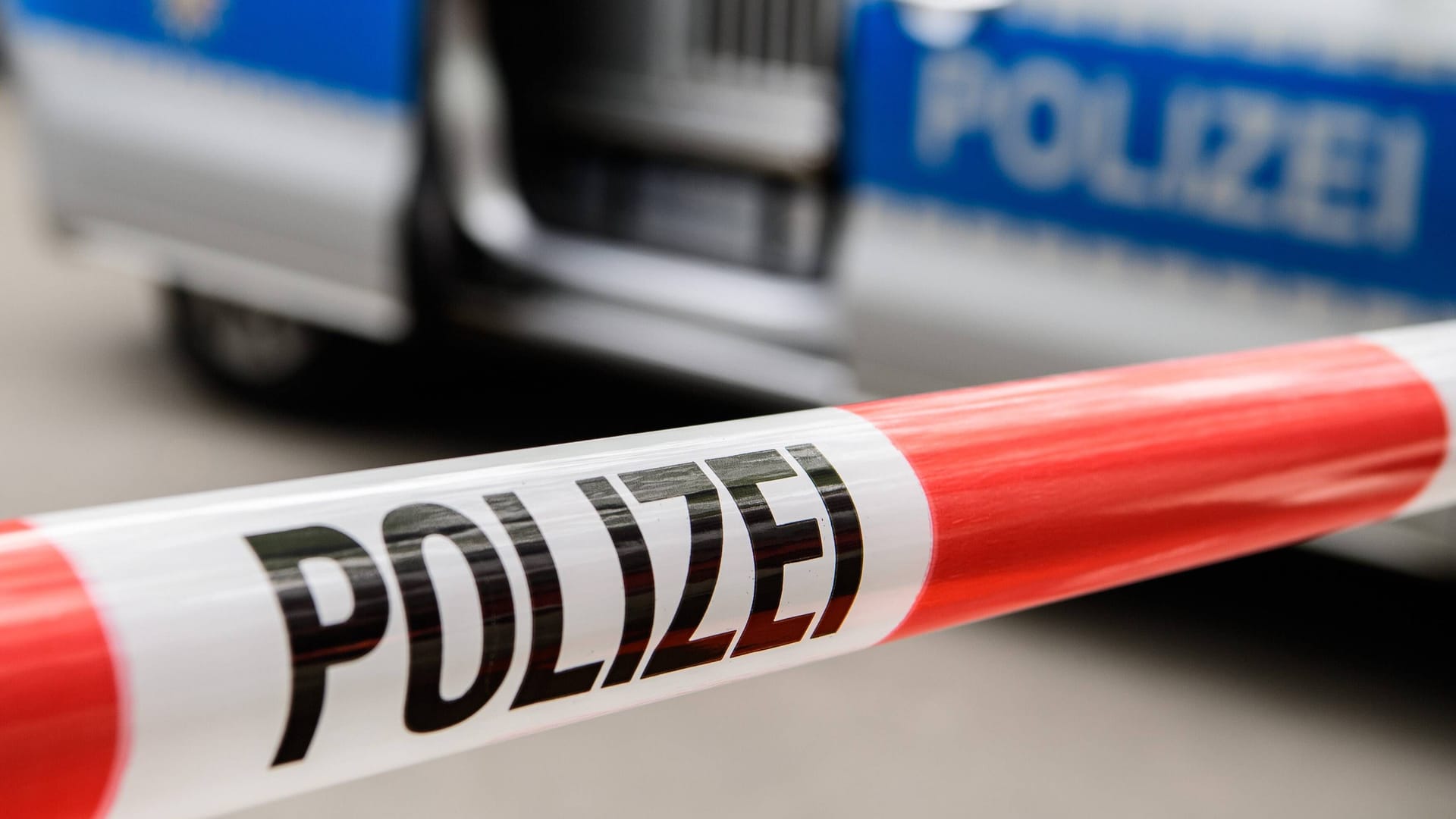 Polizei-Absperrband (Symbolbild): Die Polizei hält sich zu den Details bedeckt.