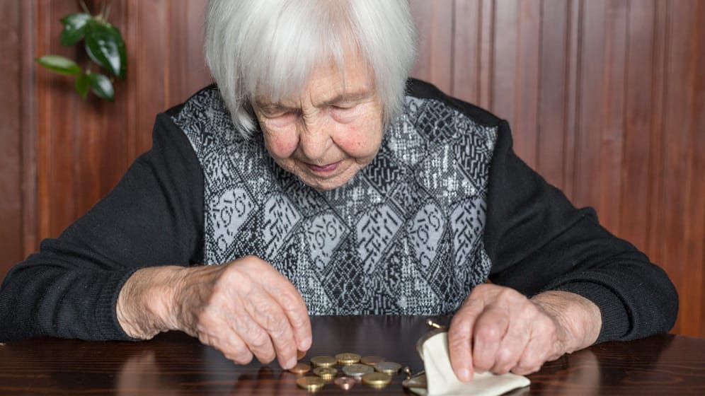 Eine Rentnerin zählt ihre wenigen Geldmünzen (Symbolbild): Die Altersrenten fallen für einen großen Teil der Senioren gering aus.