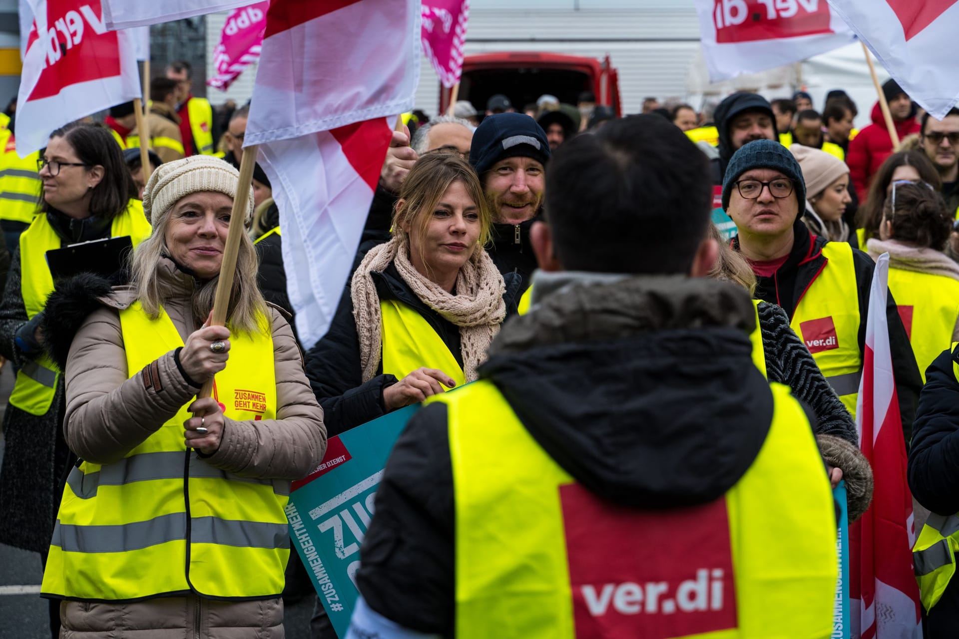 Angestellte im öffentlichen Dienst beim Warnstreik am Flughafen