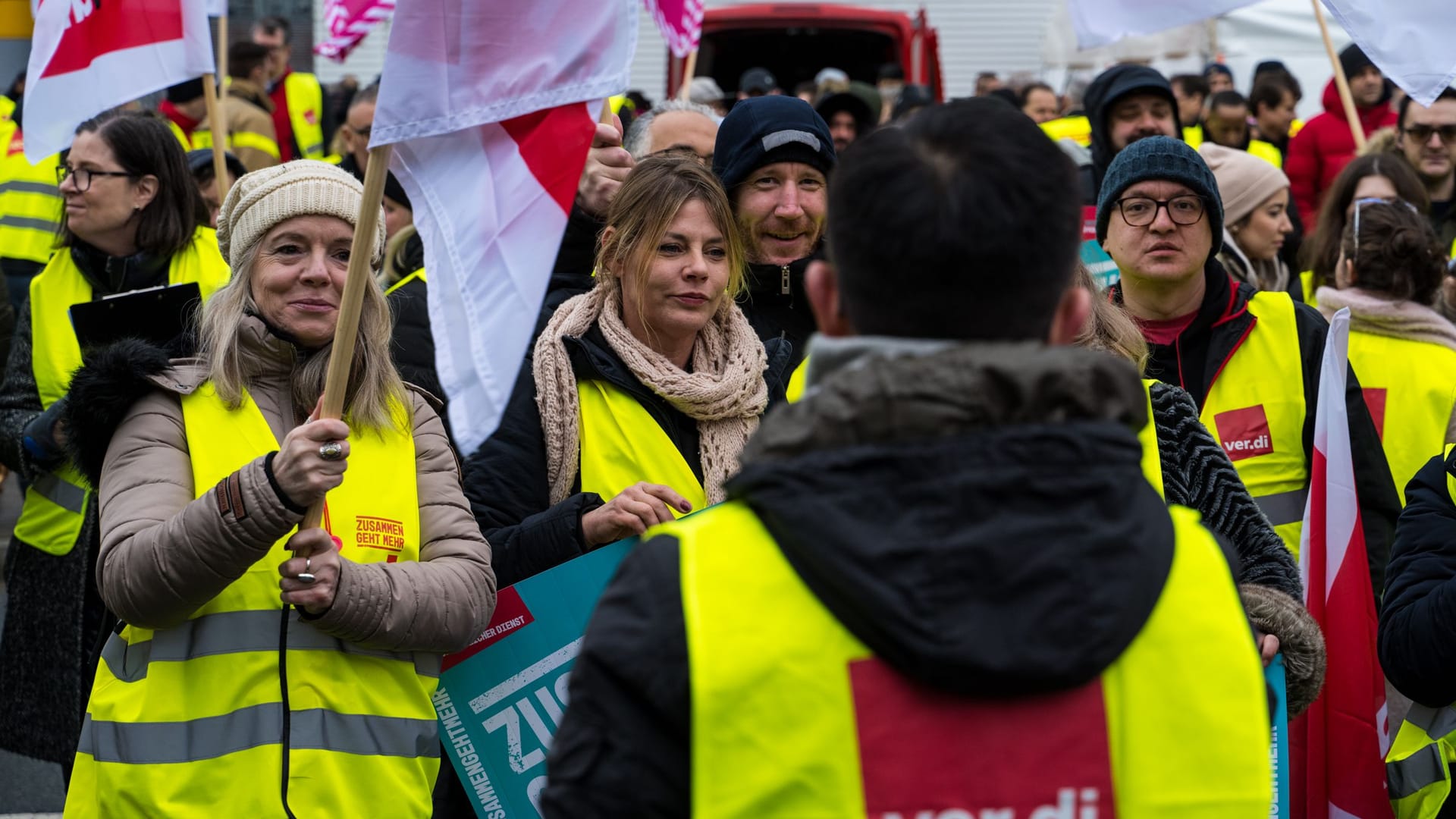 Angestellte im öffentlichen Dienst beim Warnstreik am Flughafen