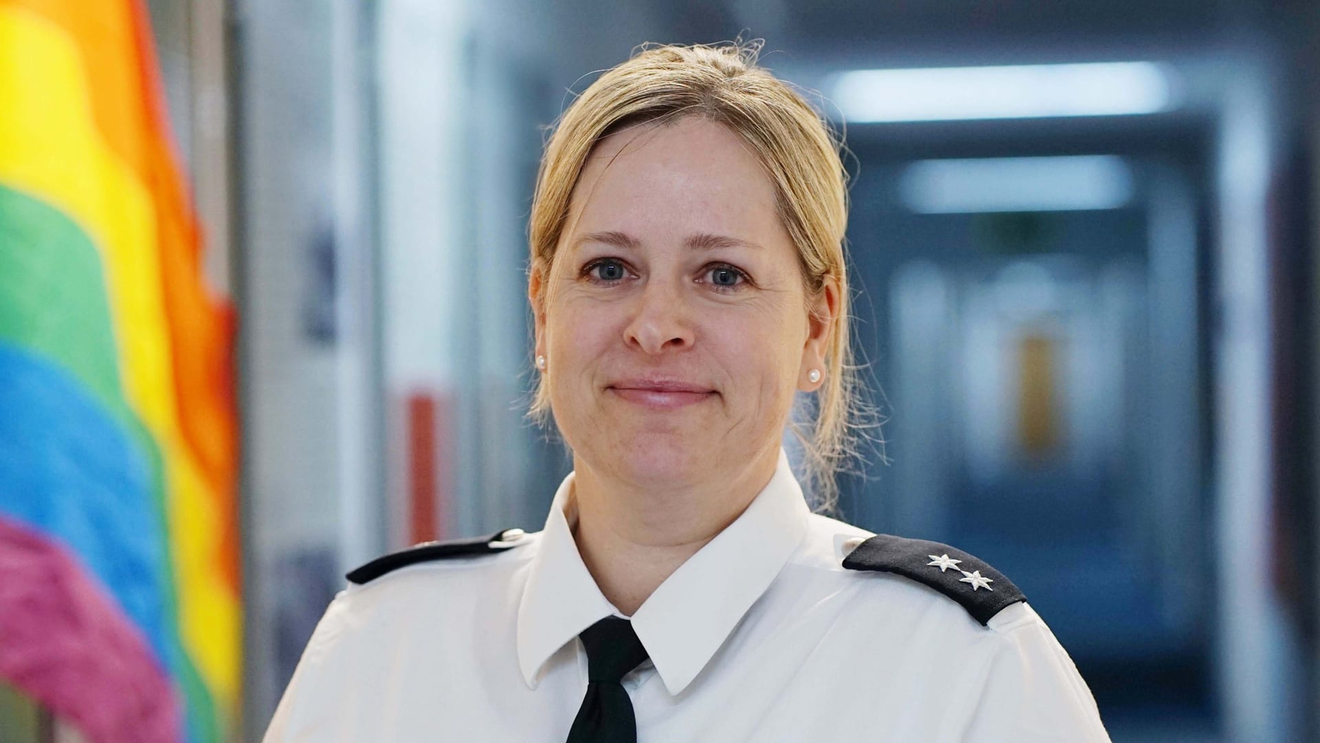 Julia Koopmann: Die 43-Jährige steht der LSBTIQ*-Community zur Seite.
