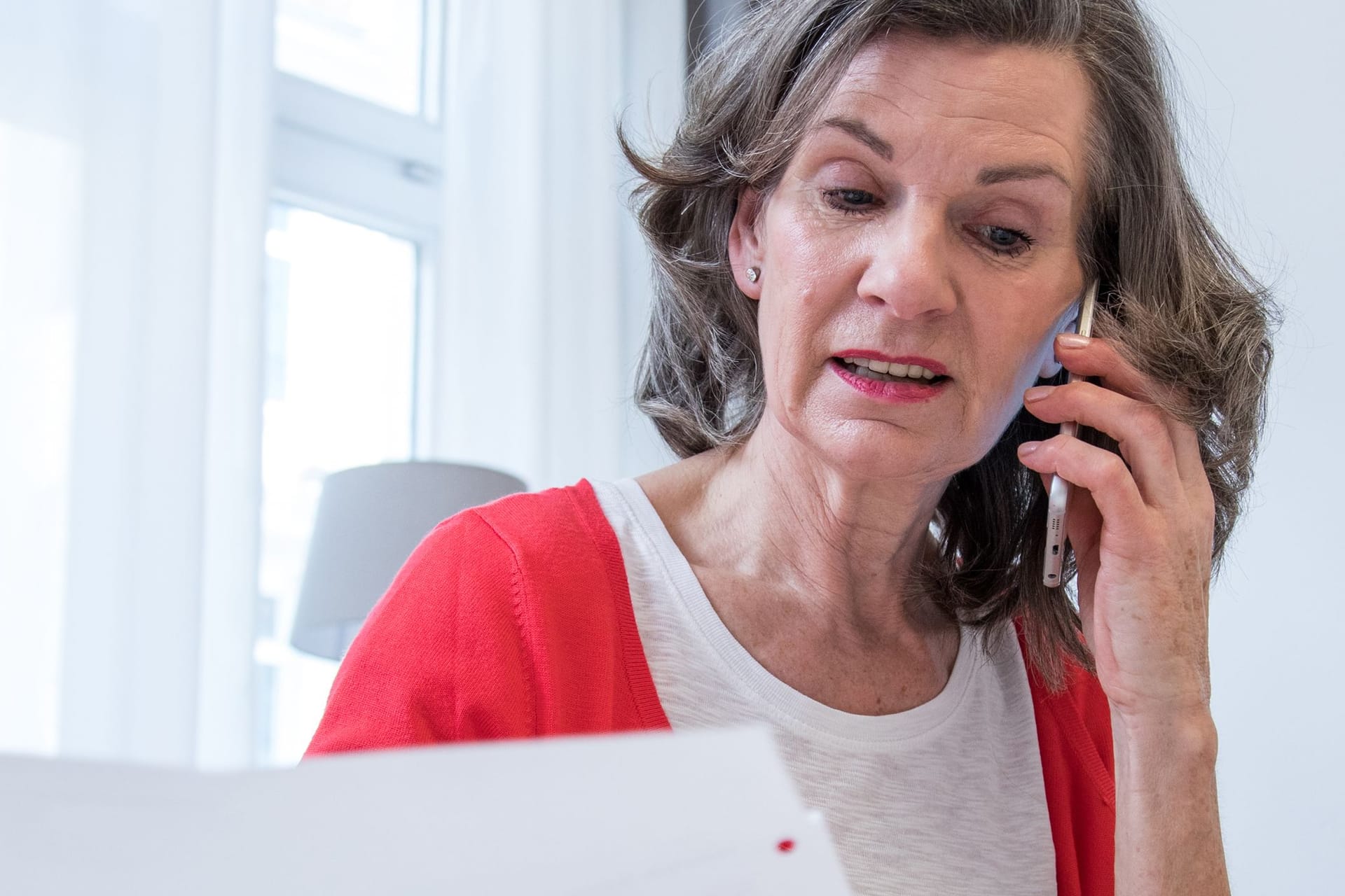 Frau sichtet Unterlagen (Symbolbild): Eigentlich verschickt die Deutsche Rentenversicherung den Rentenbescheid. Jetzt kommt aber ein anderes Schreiben. Frau sichtet Unterlagen (Symbolbild): Eigentlich verschickt die Deutsche Rentenversicherung den Rentenbescheid. Jetzt kommt aber ein anderes Schreiben.