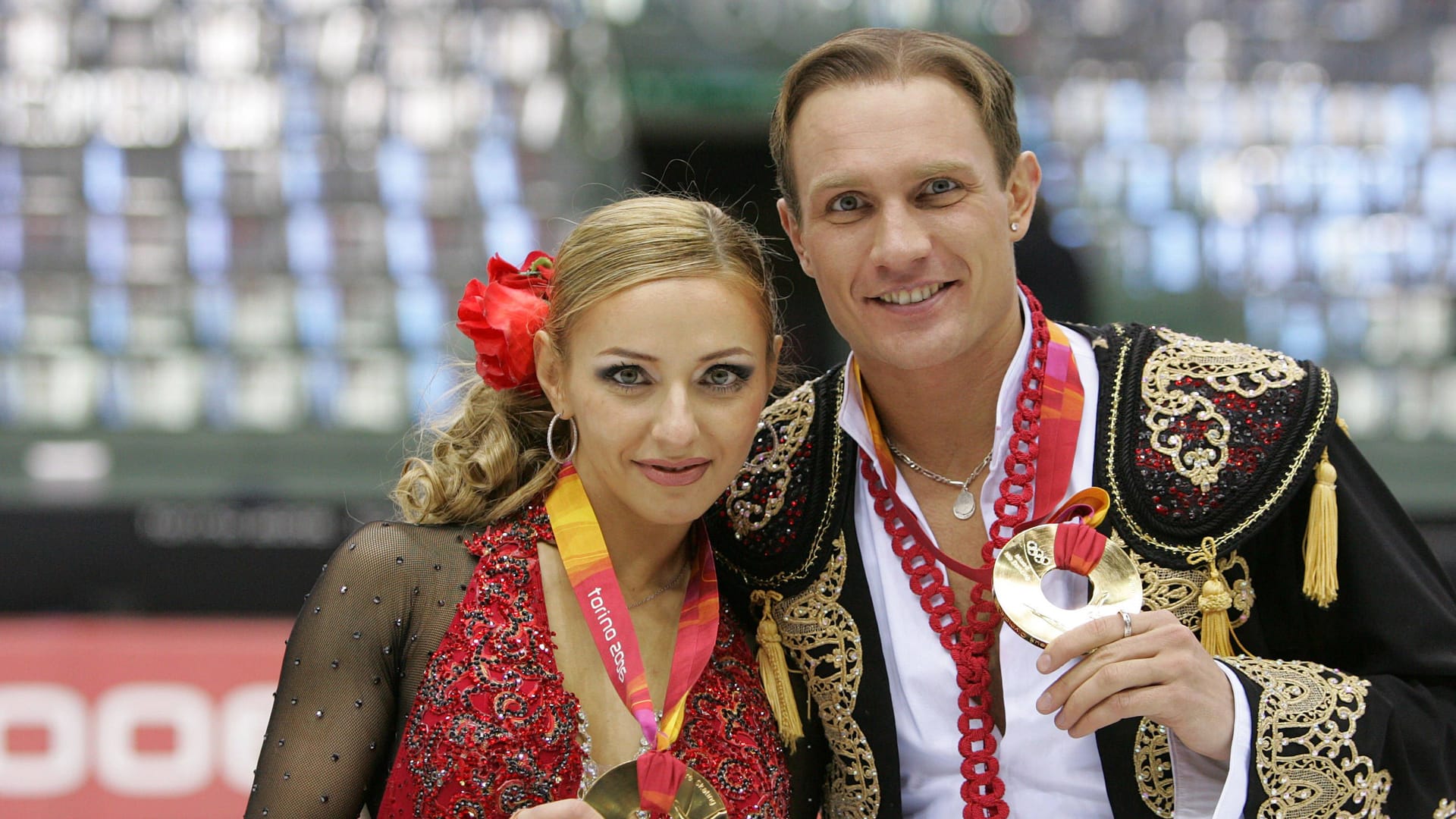 Roman Kostomarov (r.) mit seiner Eiskunstlauf-Partnerin Tatiana Navka nach dem Sieg in Turin 2006: Der Sportler hat seine Füße verloren und liegt im künstlichen Koma.