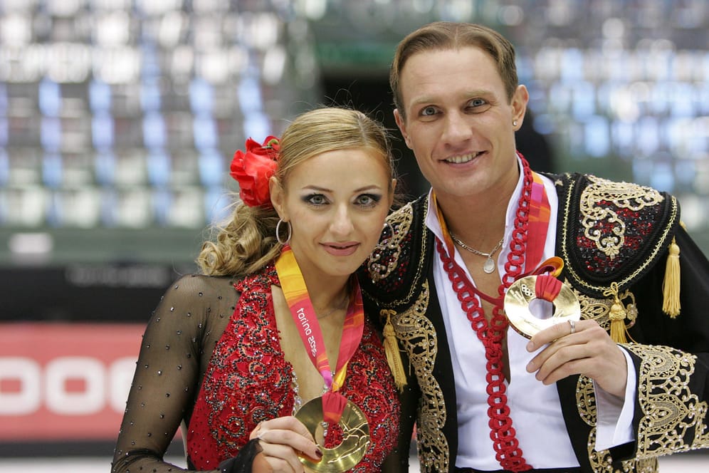 Roman Kostomarov (r.) mit seiner Eiskunstlauf-Partnerin Tatiana Navka nach dem Sieg in Turin 2006: Der Sportler hat seine Füße verloren und liegt im künstlichen Koma.