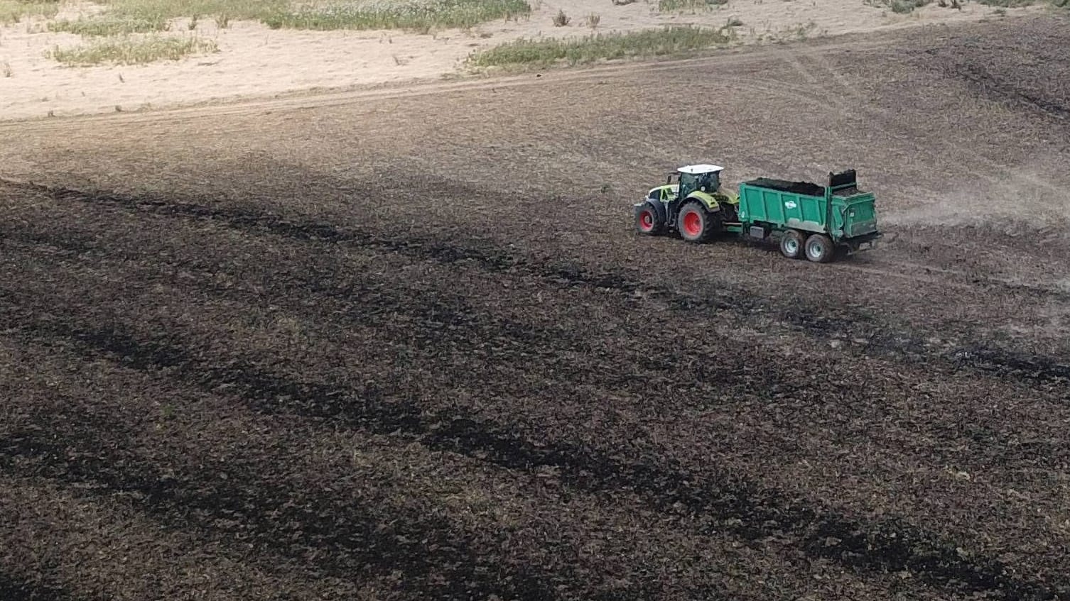 Ein Bauer bringt Dünge rund Klärschlamm auf sein Feld bei Teuchern auf: Belastete Klärschlämme sind einer der Hauptwege, auf denen PFAS in Böden und Grundwasser geraten.