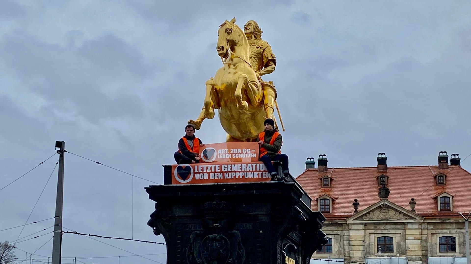 Vor Ort hatten die Aktivisten ihre Protestaktion auf dem Goldenen Reiter in eine spontane Versammlung umgewandelt.