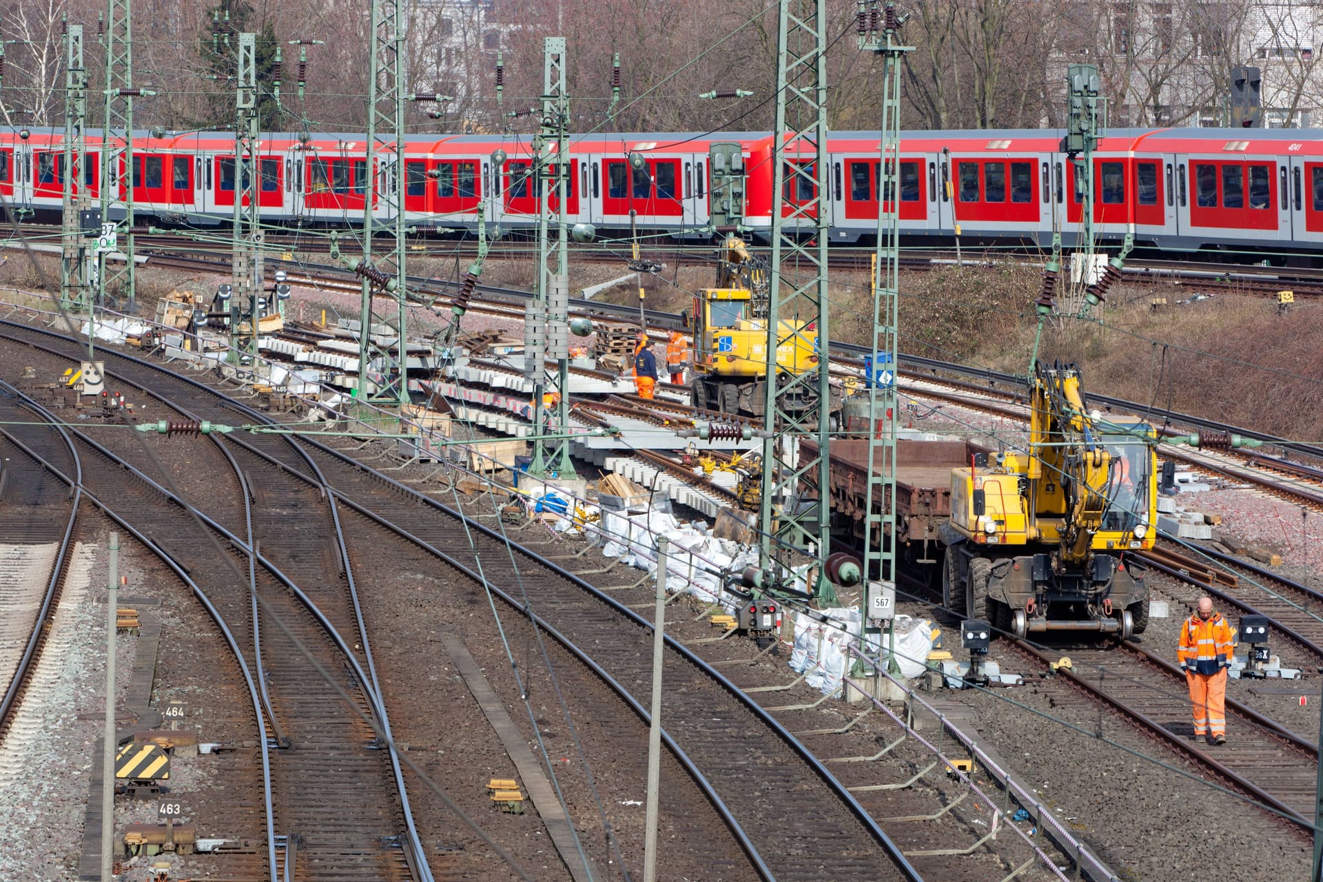 Ein S-Bahn-Zug passiert eine Gleisbaustelle im Bereich des Hauptbahnhofs: Zwischen Hauptbahnhof und Altona soll ein neuer Tunnel entstehen.