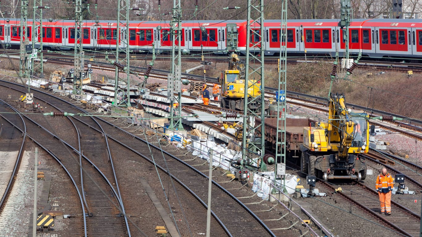 Ein S-Bahn-Zug passiert eine Gleisbaustelle im Bereich des Hauptbahnhofs: Zwischen Hauptbahnhof und Altona soll ein neuer Tunnel entstehen.