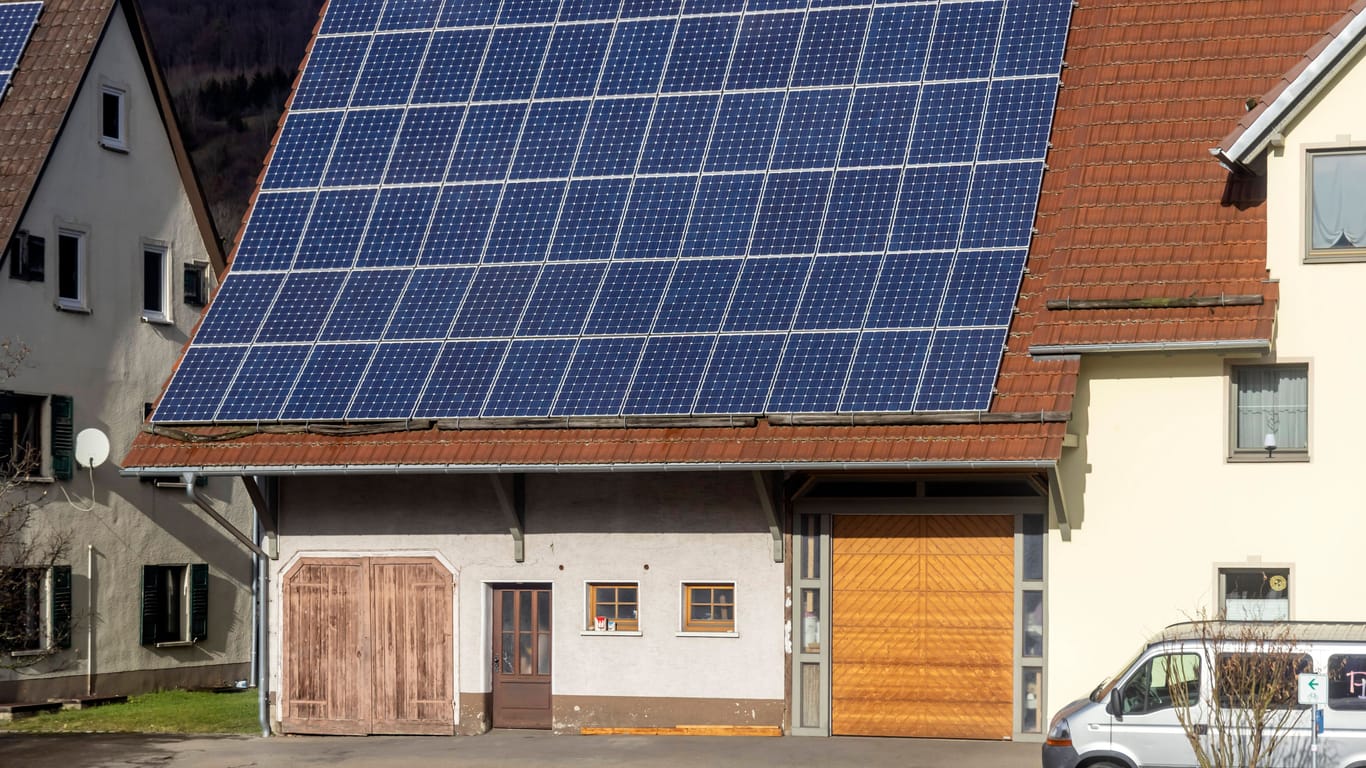 Eine Photovoltaik-Anlage auf einem Scheunendach in Baden-Württemberg:Auf Dächern und Grundstücken in Deutschland sind inzwischen mehr als 2,2 Millionen Solarstromanlagen installiert.