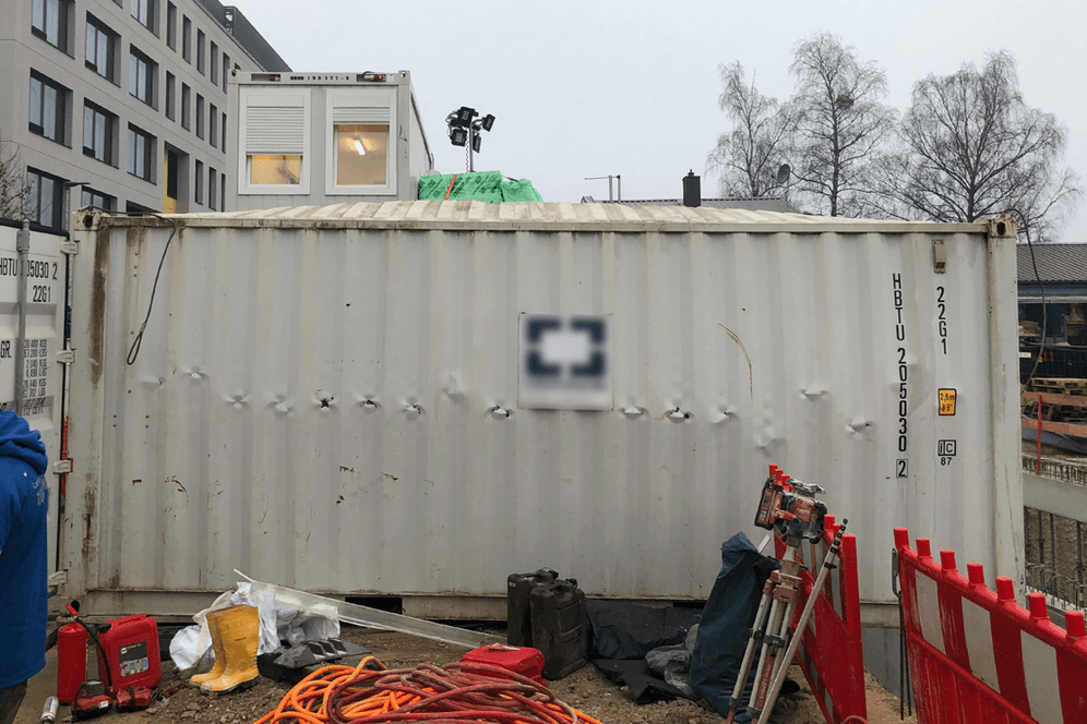 Auf dieser Baustelle kam es heute in München zu einer starken Explosion: Ein Bauarbeiter wurde dabei stark verletzt.