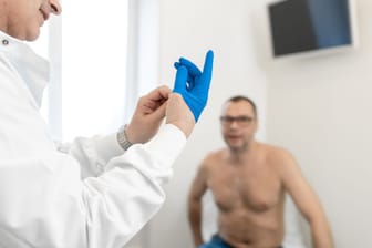 Das Abtasten der Prostata ist eine wichtige Vorsorgeuntersuchung. Die Angst, die viele Männer davor haben, ist unbegründet.